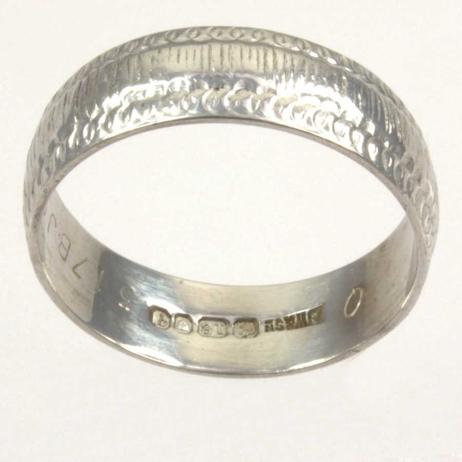 Second hand 18ct white gold 5.1g Wedding Ring size Q